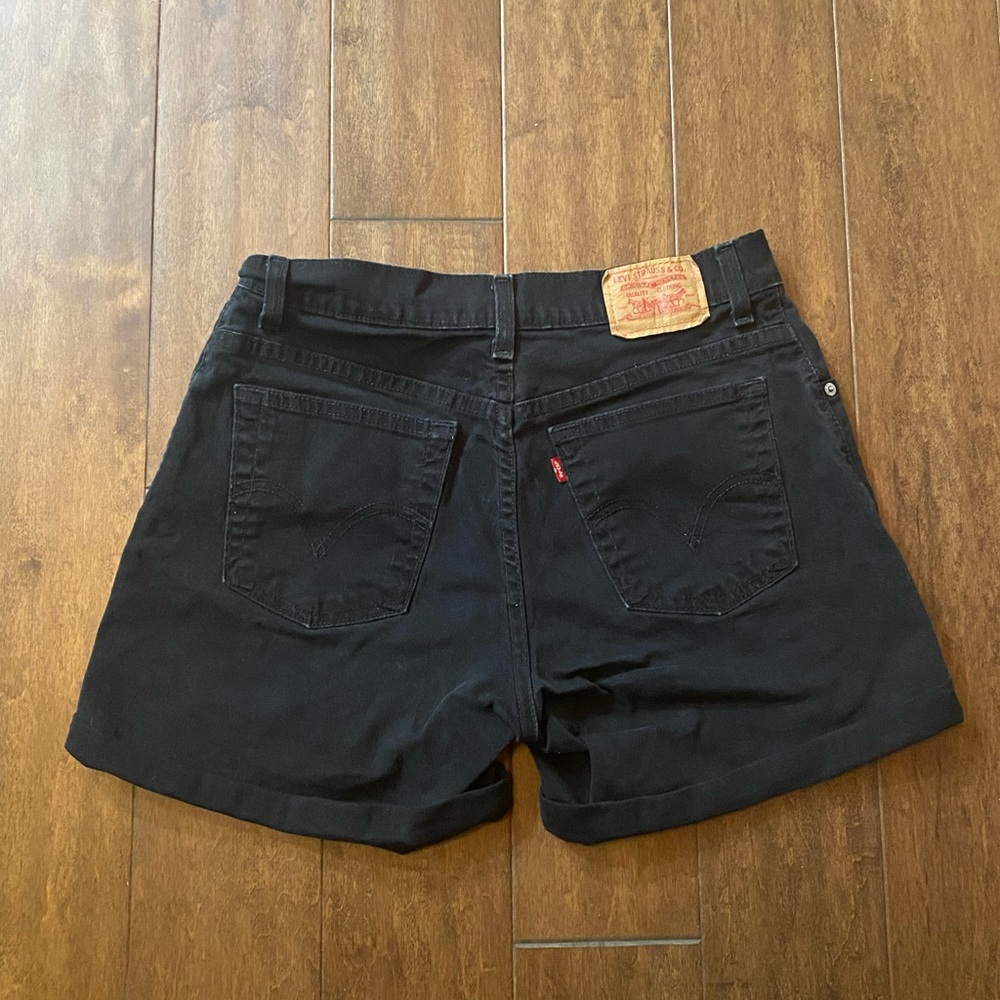 Levi’s black shorts , only worn a few times selling because they’re too big!!